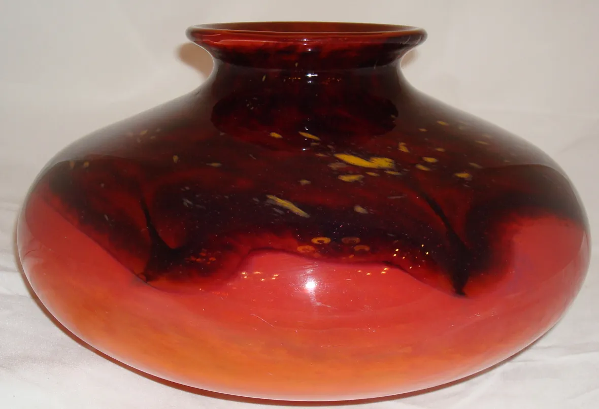 hermosa pieza de vidrio antiguo firmado Schneider en color rojo, con detalles únicos.