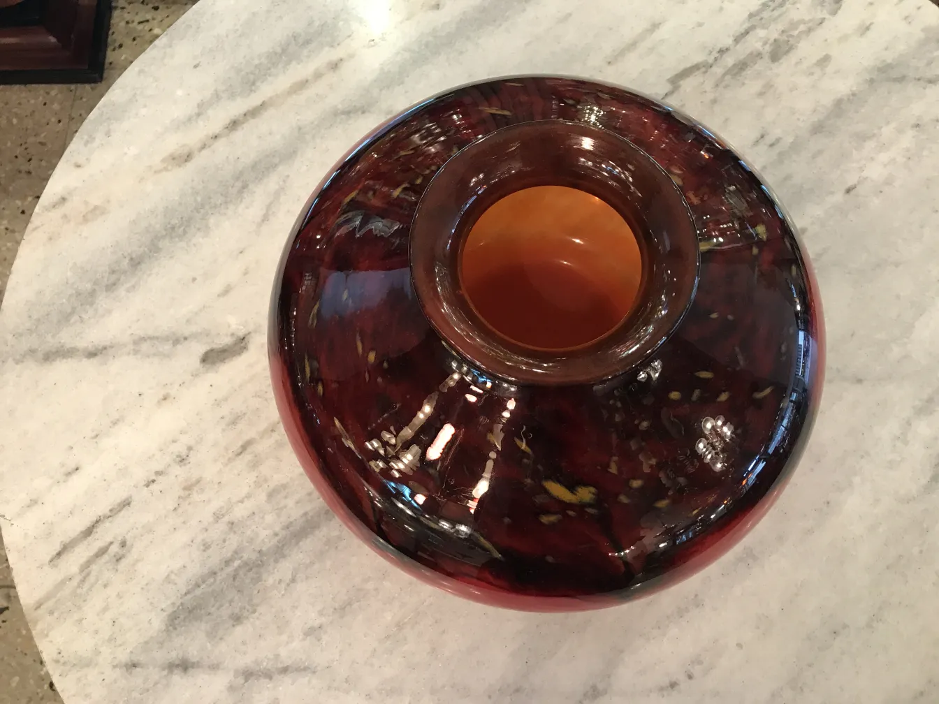 Vetro antico firmato Schneider, tonalità scure con dettagli colorati.