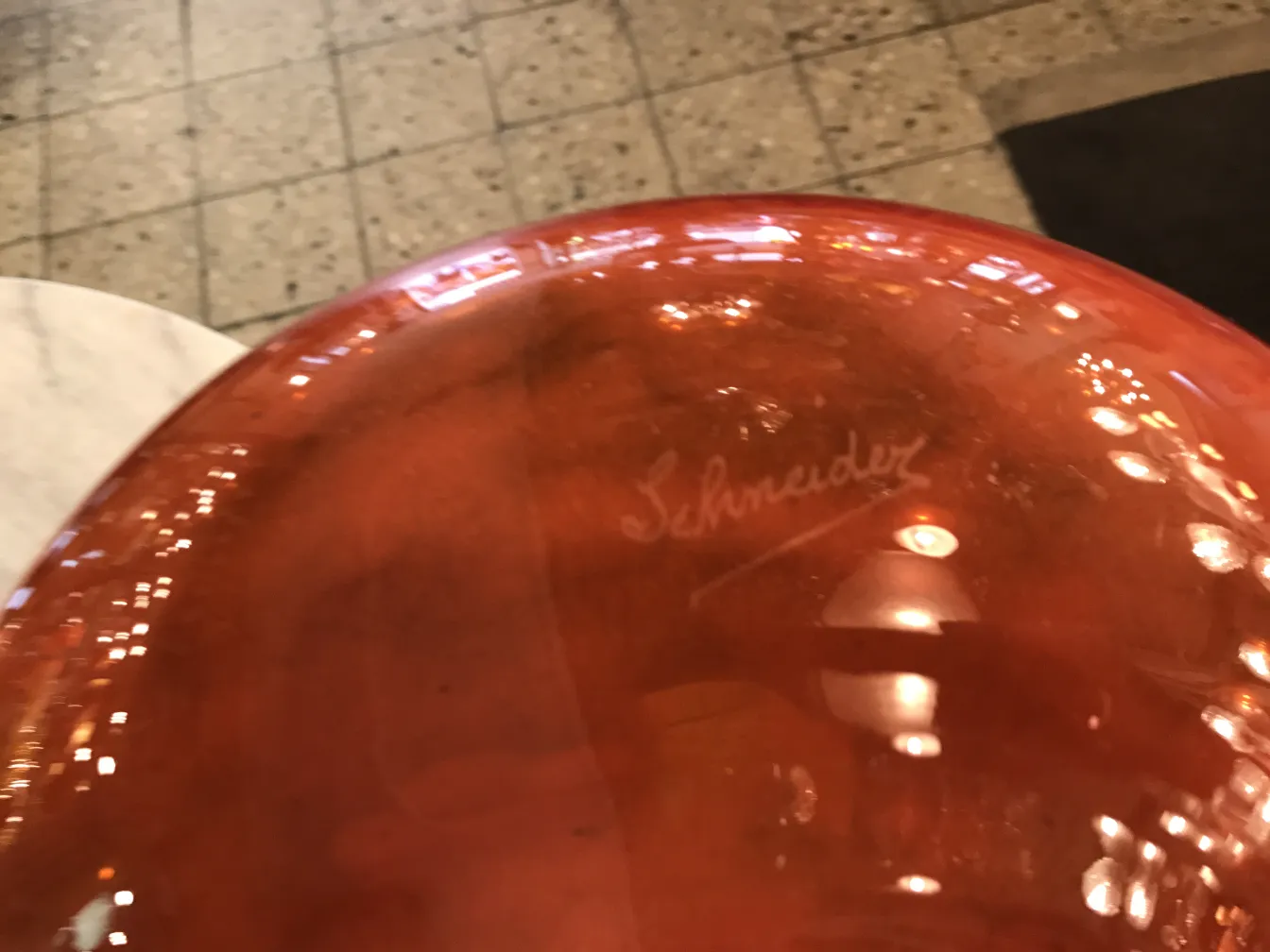 Antikes Glas mit Unterschrift von Schneider, bernsteinfarbig