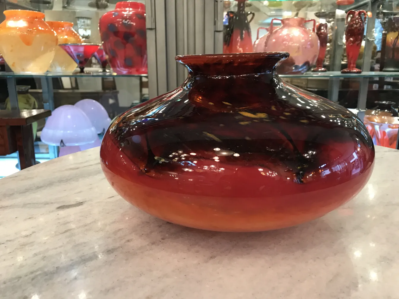 Vaso antigo assinado de Schneider em tons de vermelho e laranja, com formato elegante.