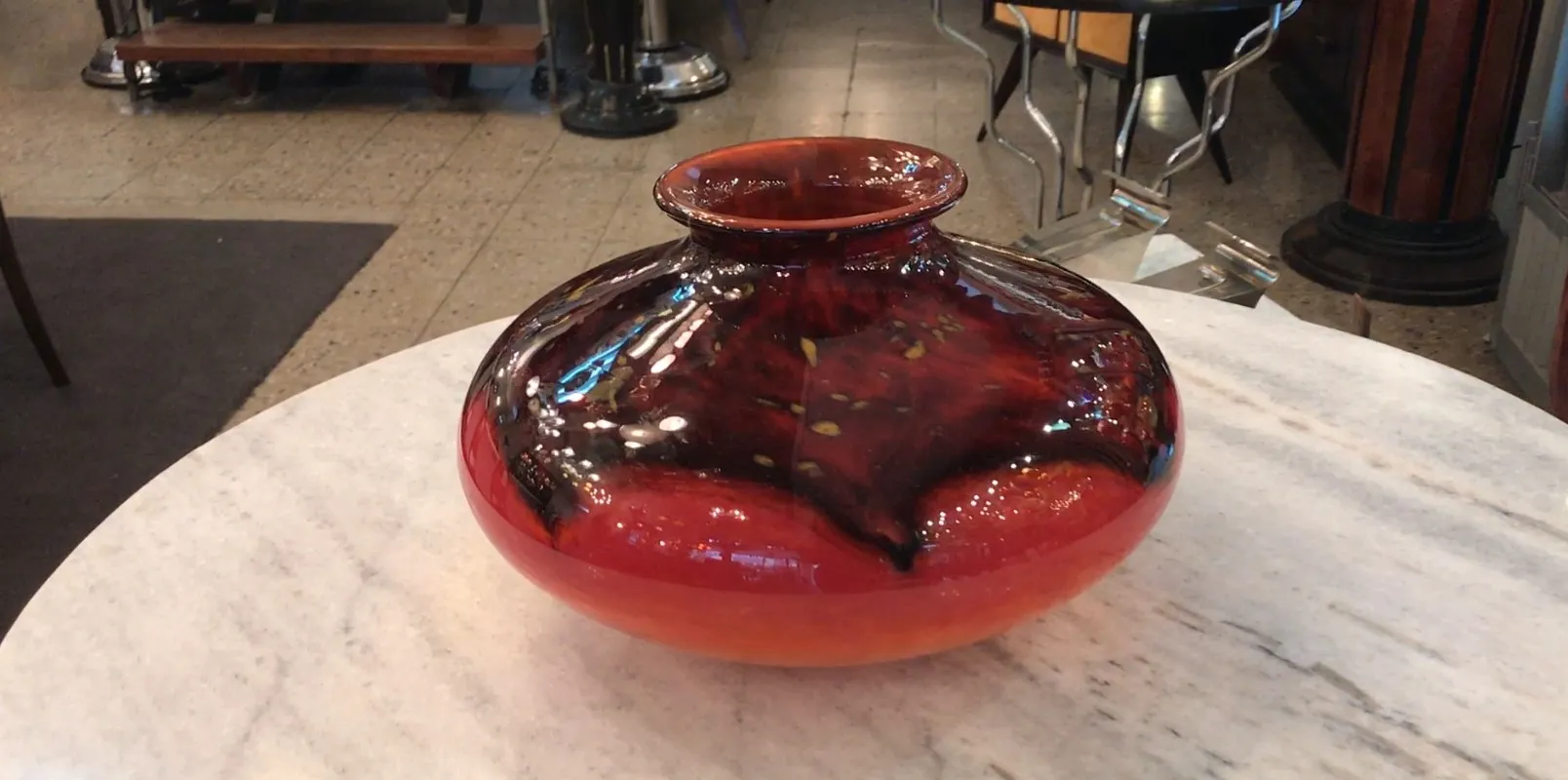 Verre ancien signé de Schneider, décoré de tons rouges