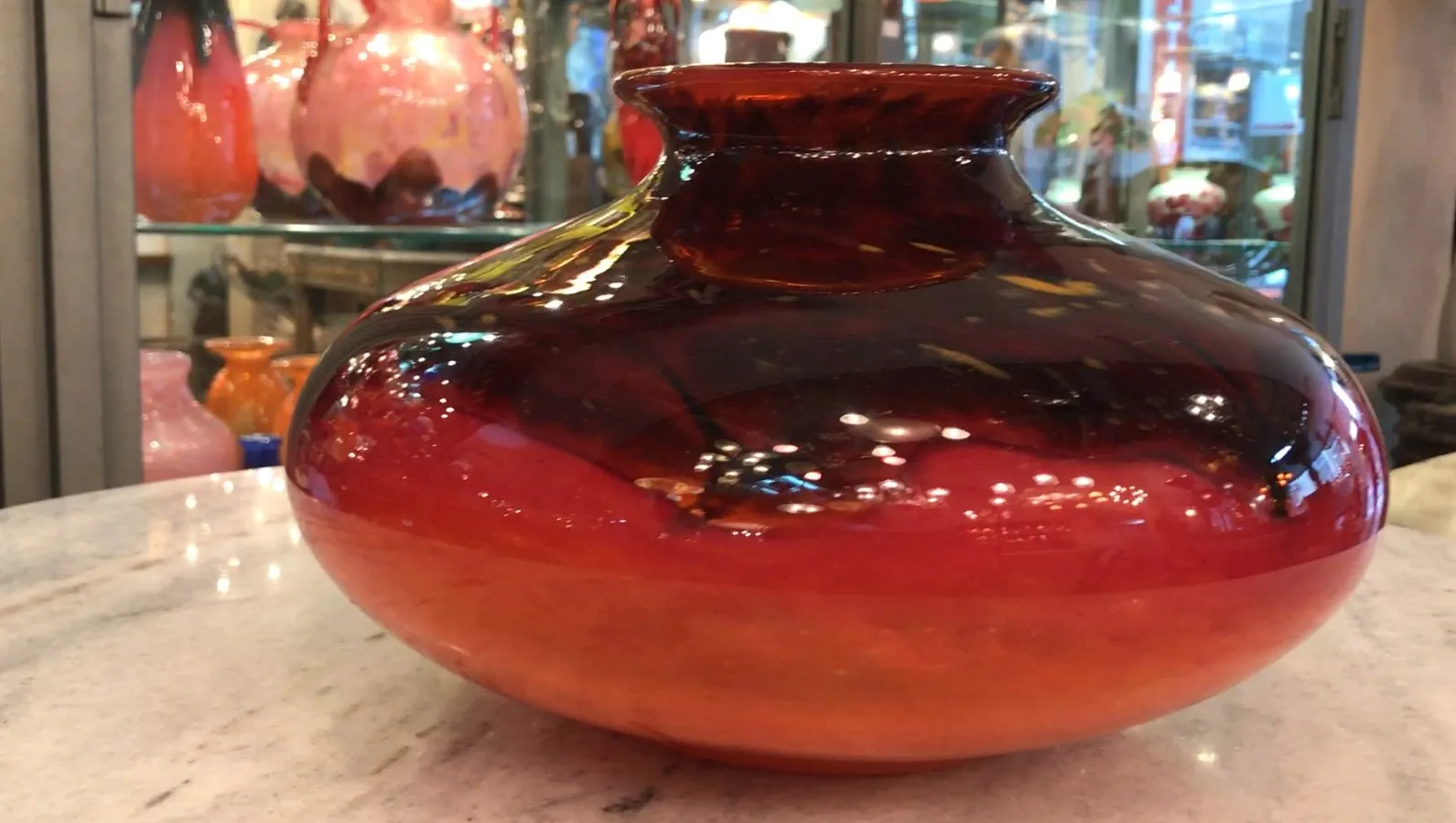 verre ancien avec signature de Schneider, couleurs brillantes et polies