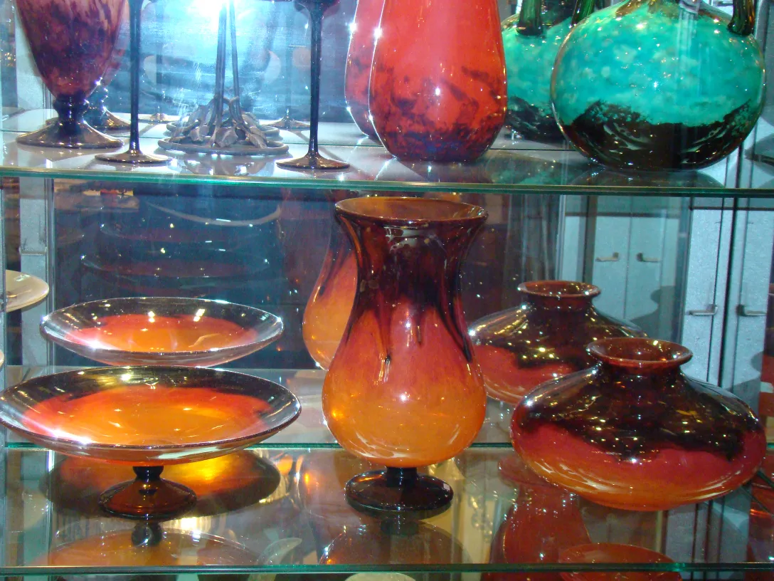 Verre ancien signé Schneider exposé avec éclairage