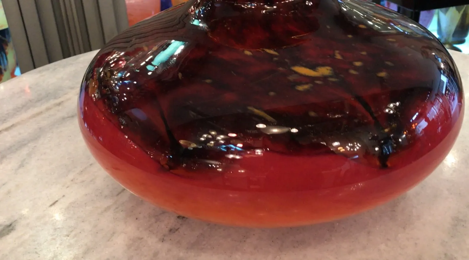 vidro assinado schneider com detalhes decorativos em tons de vermelho