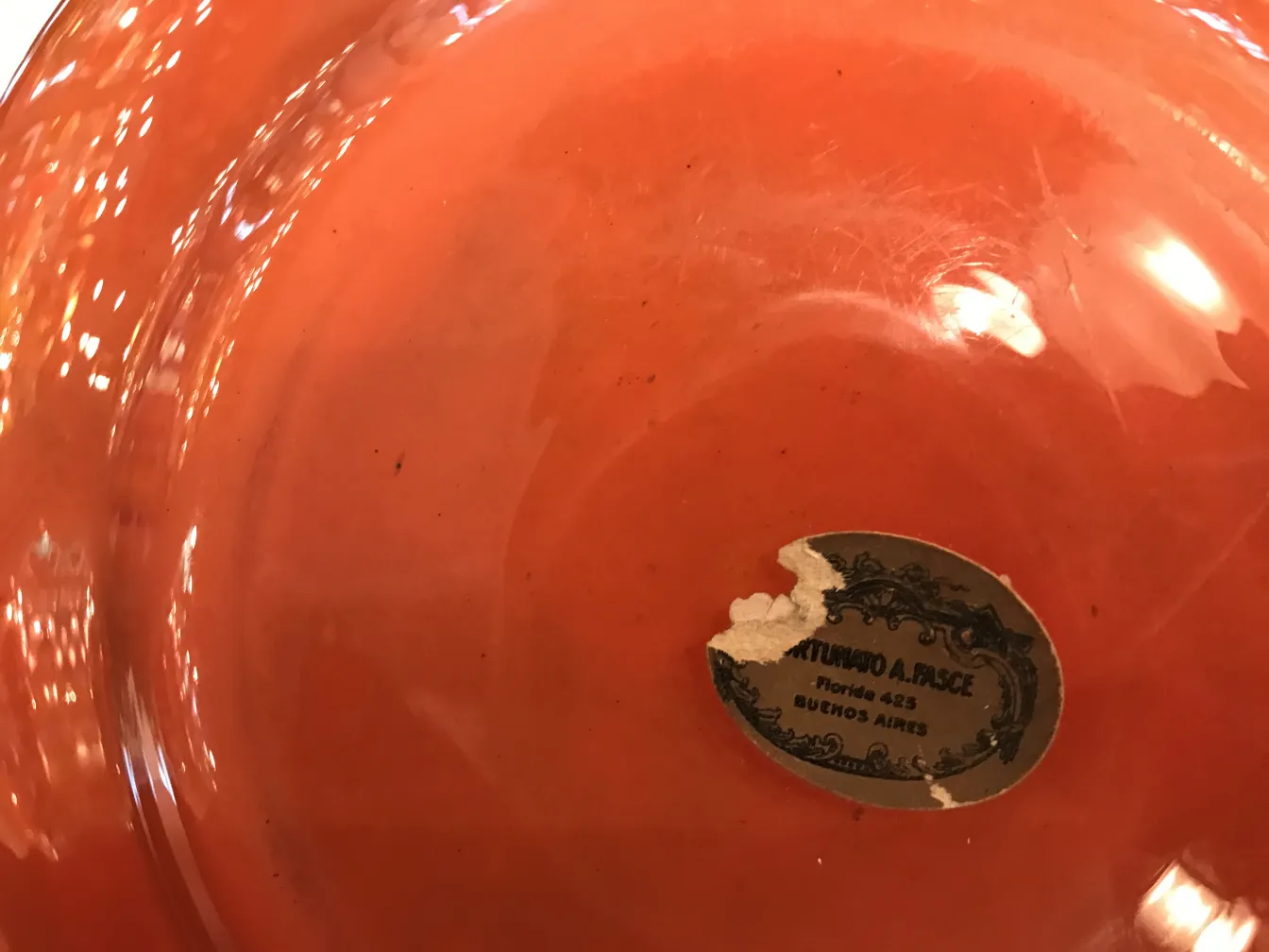 Vaso antigo com assinatura, cor brilhante e etiqueta