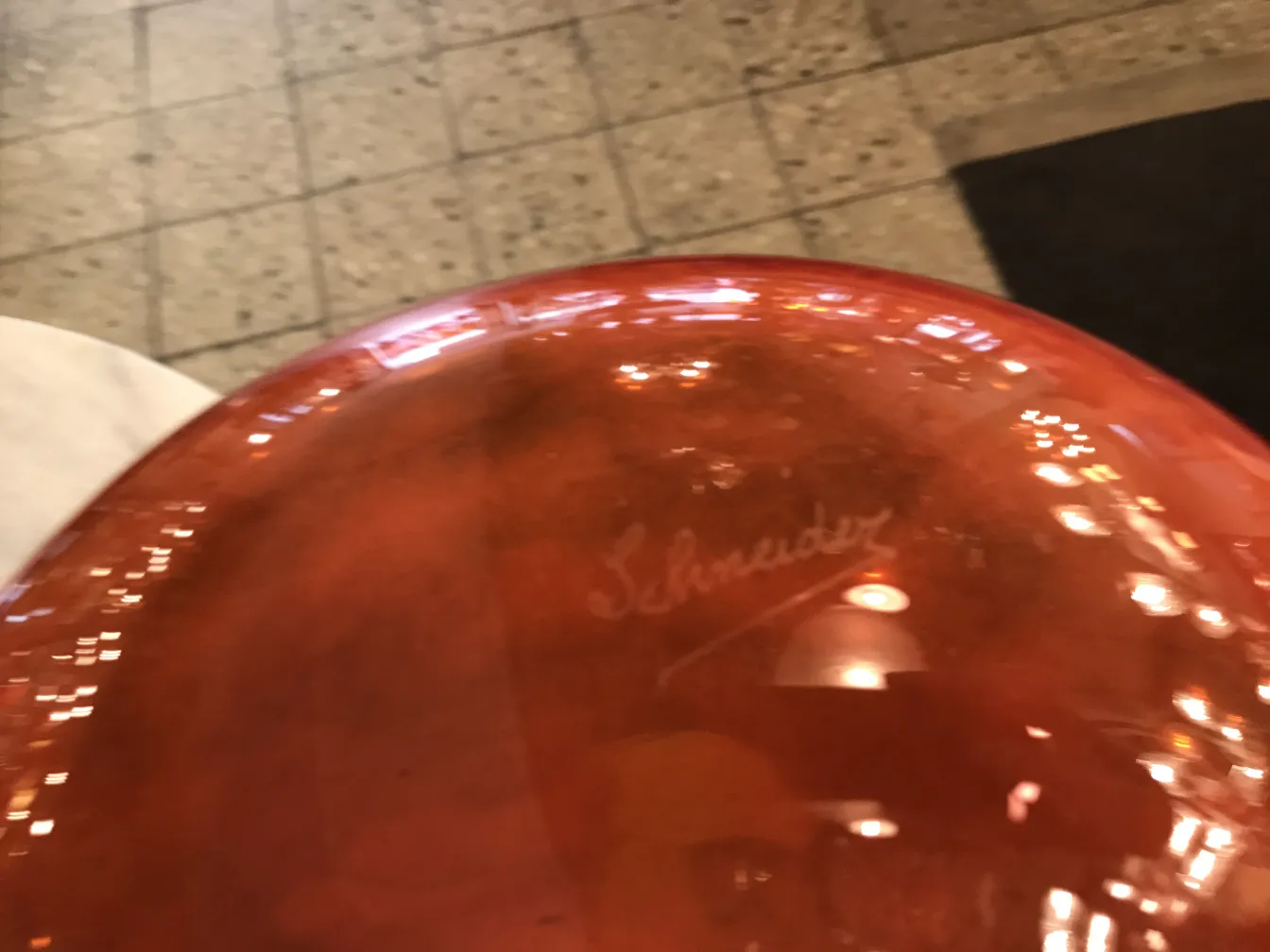 Vetro decorativo antico firmato da Schneider, di colore rosso.