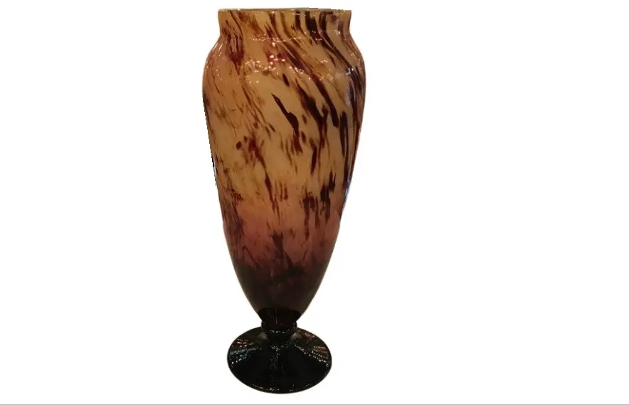 vase antico con colori caldi, dettagli artistici