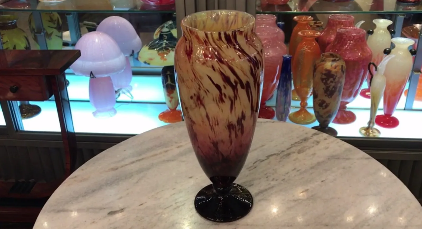 vase antico con design striato marrone e dorato