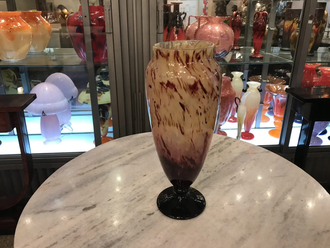 verre ancien signé de schneider avec design coloré