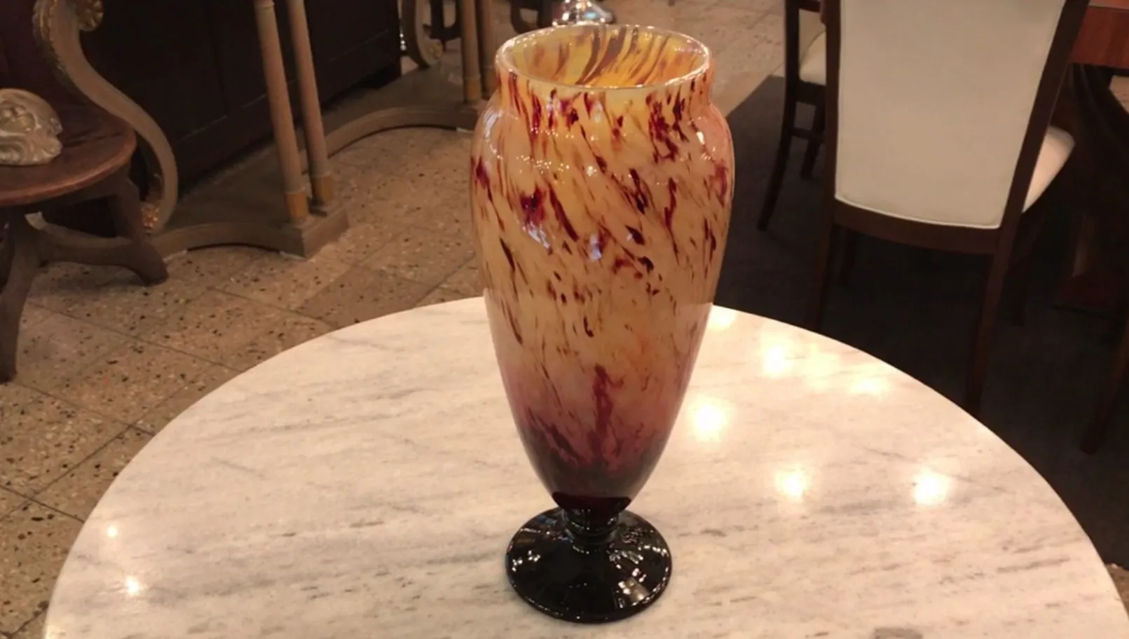vase épais en teintes jaunes et rouges, base noire