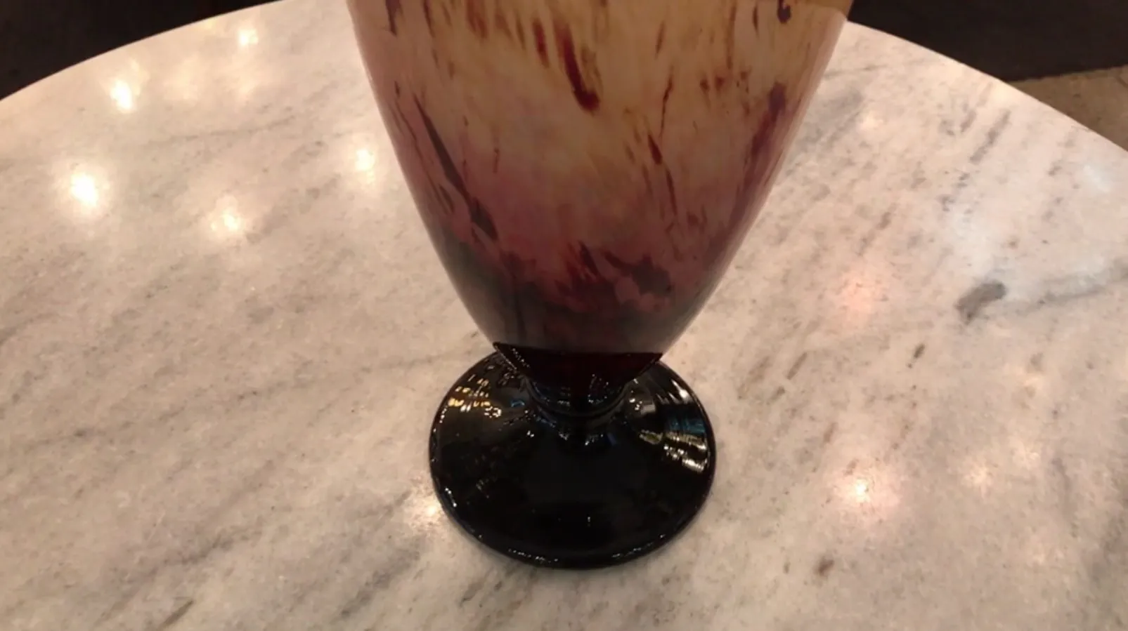 Antikes signiertes Glas von Schneider mit sanften Farbtönen in einer eleganten Umgebung.