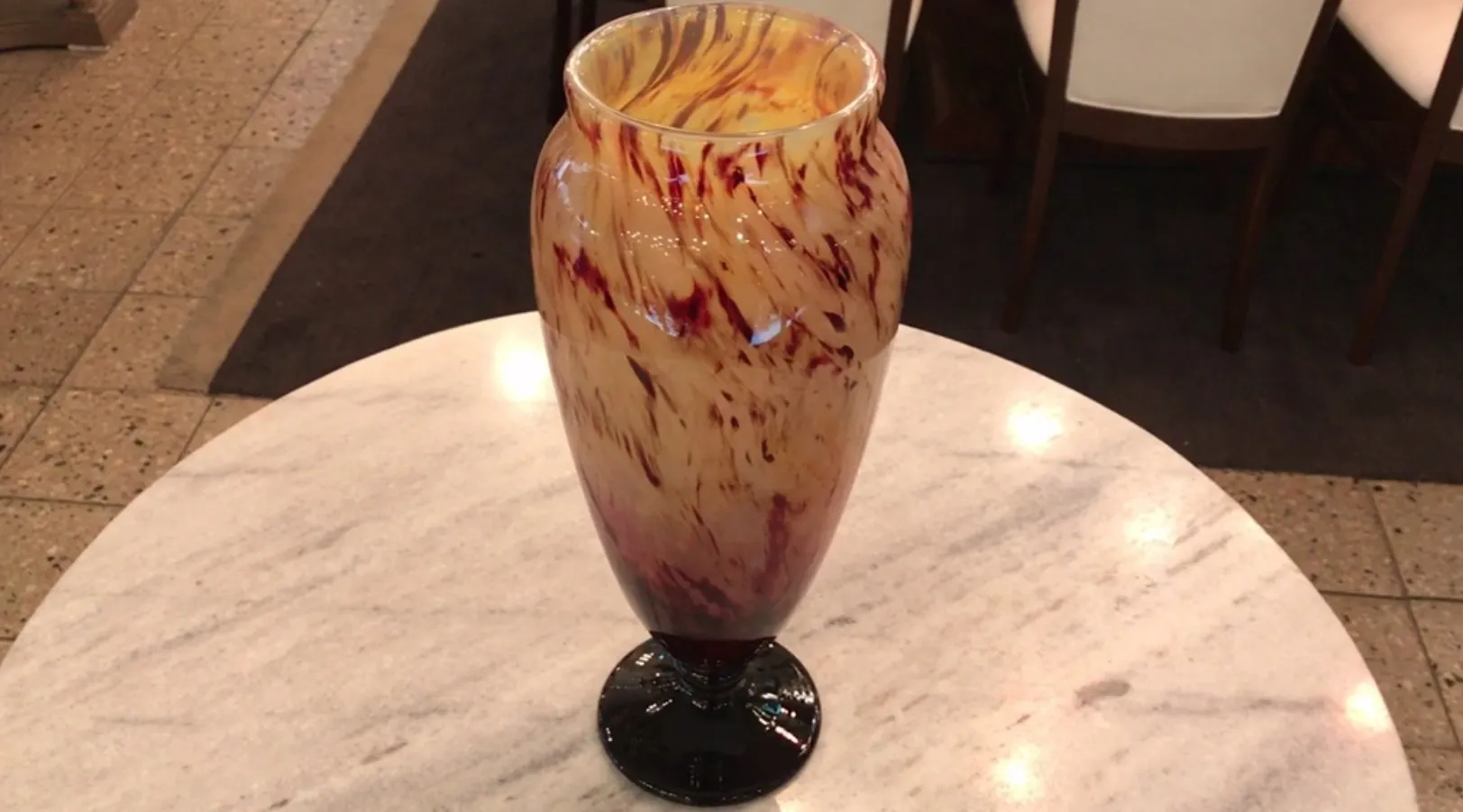 altes signiertes glas mit warmen dekorativen mustern