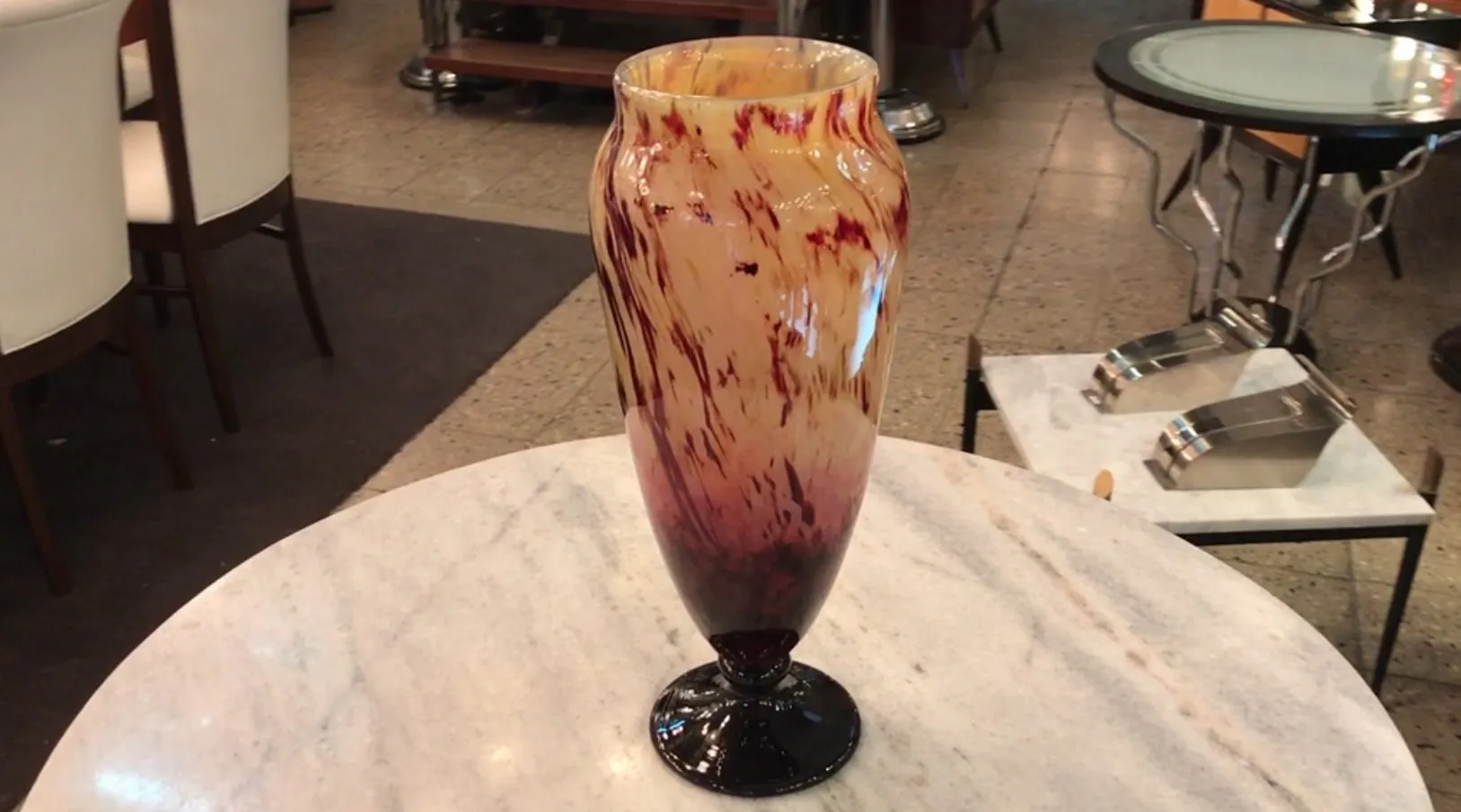 पुराना vaso नीचे पर हस्ताक्षर, गर्म रंग और तरंगित डिजाइन, एक खूबसूरत माहौल में