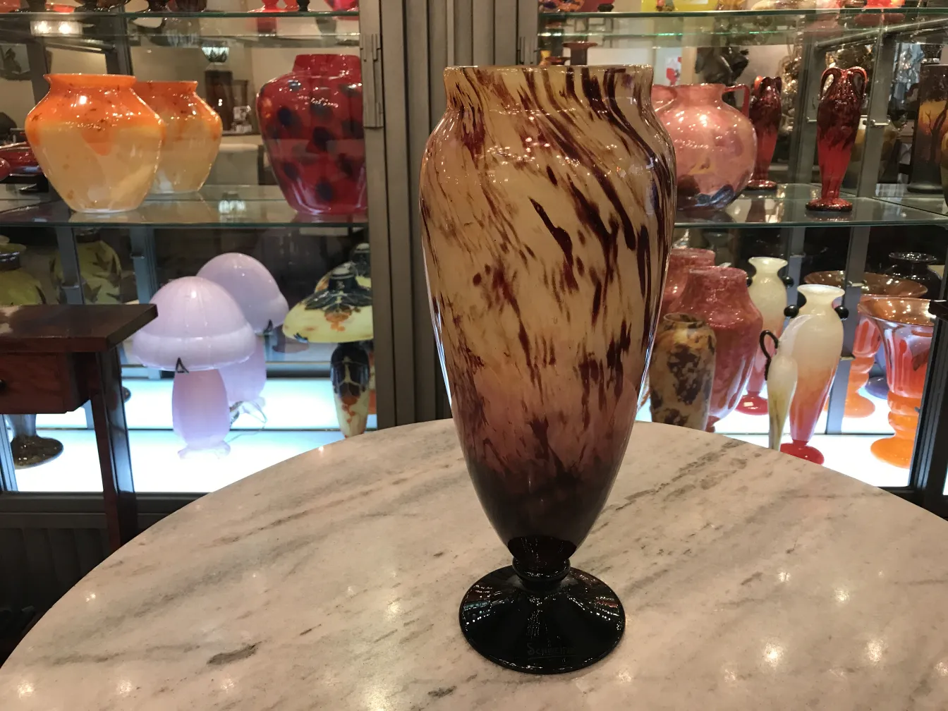 vase ancien avec des détails marron et crème, signé