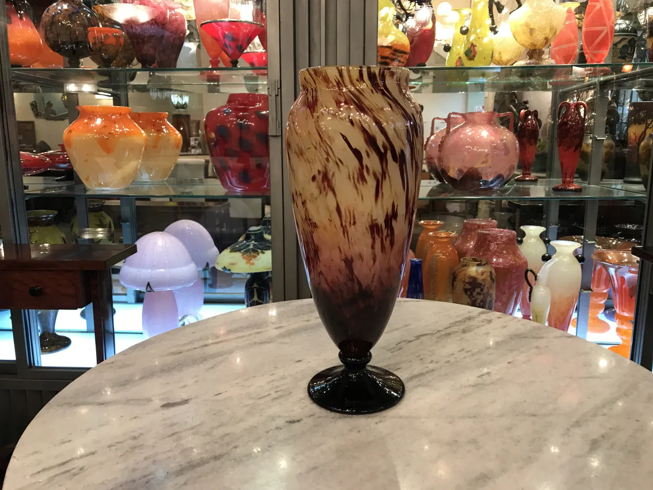 vidro decorado com tons marrons e pretos, antiguidade