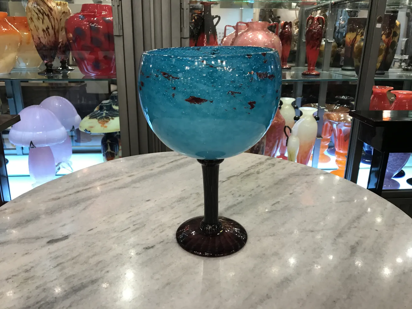 زجاج ملون موقع من شneider على شكل وعاء، أثري