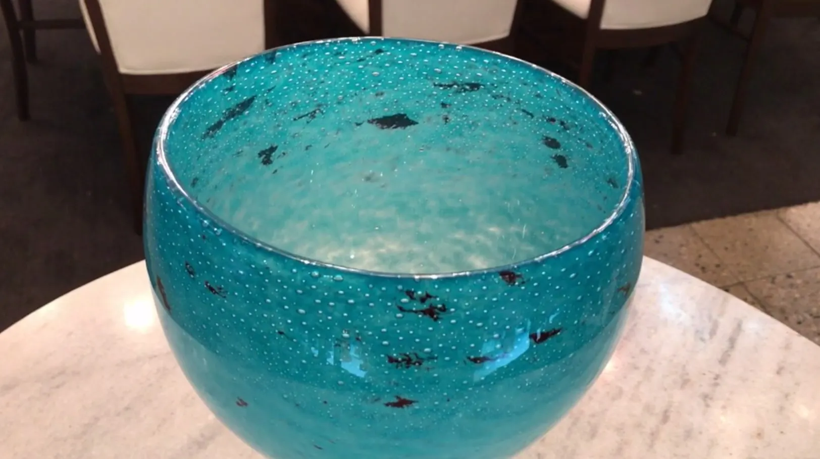 verre signé antique de Schneider en bleu brillant avec des bulles