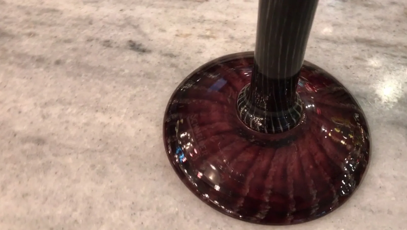 Signiertes Glas Schneider auf einem Marmorboden. Antiquität.