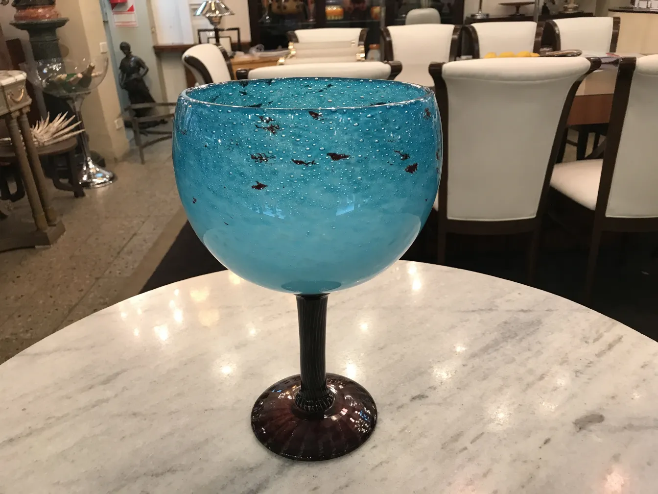 vidrio azul de antigüedad con base oscura y burbujas decorativas