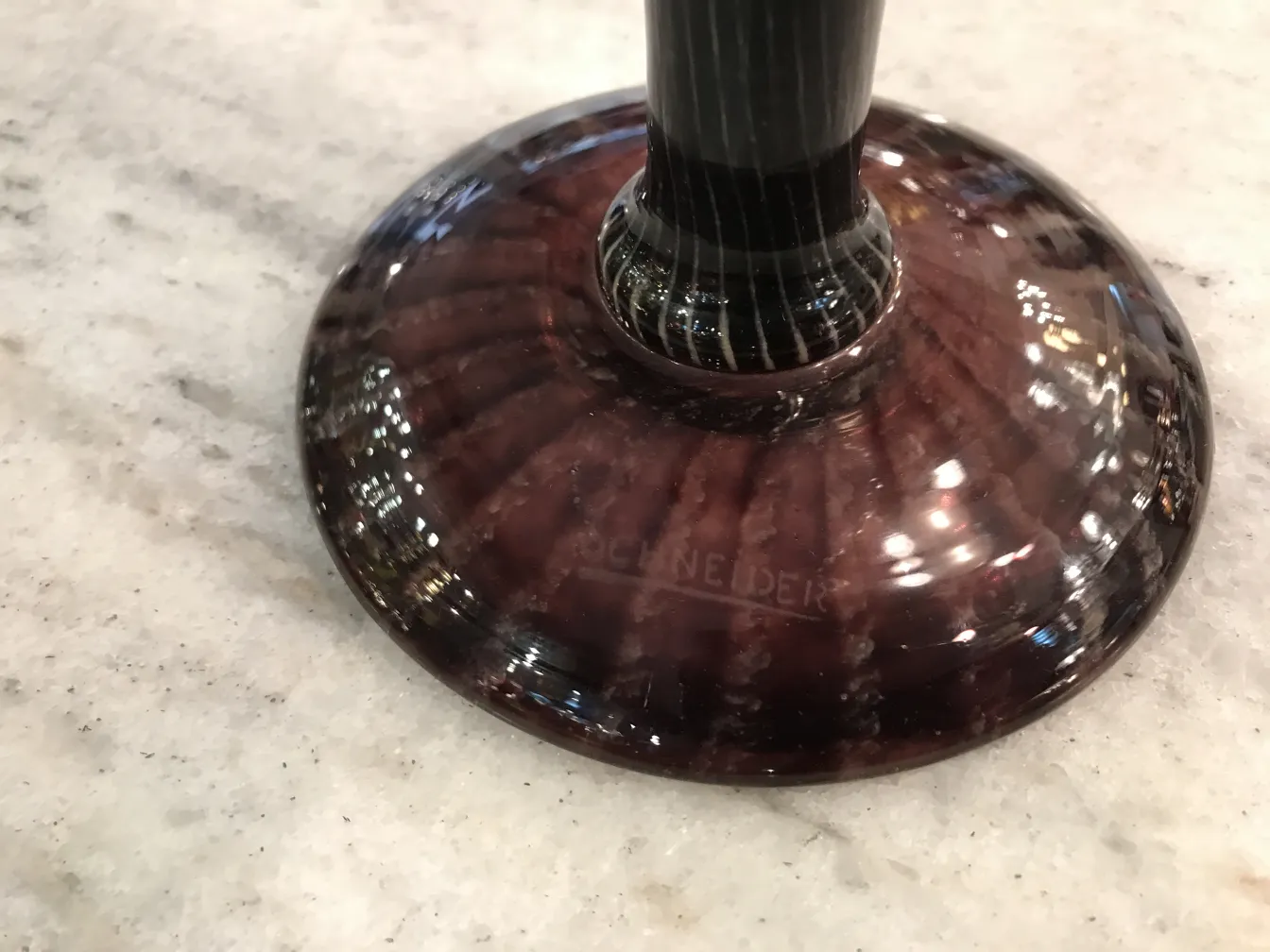 vidro antigo com assinatura schneider, base detalhada