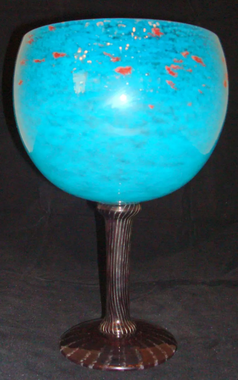 Verre antique signé par Schneider, couleur bleu vibrant avec des détails réfléchissants et une base élégante. Idéal pour la décoration.