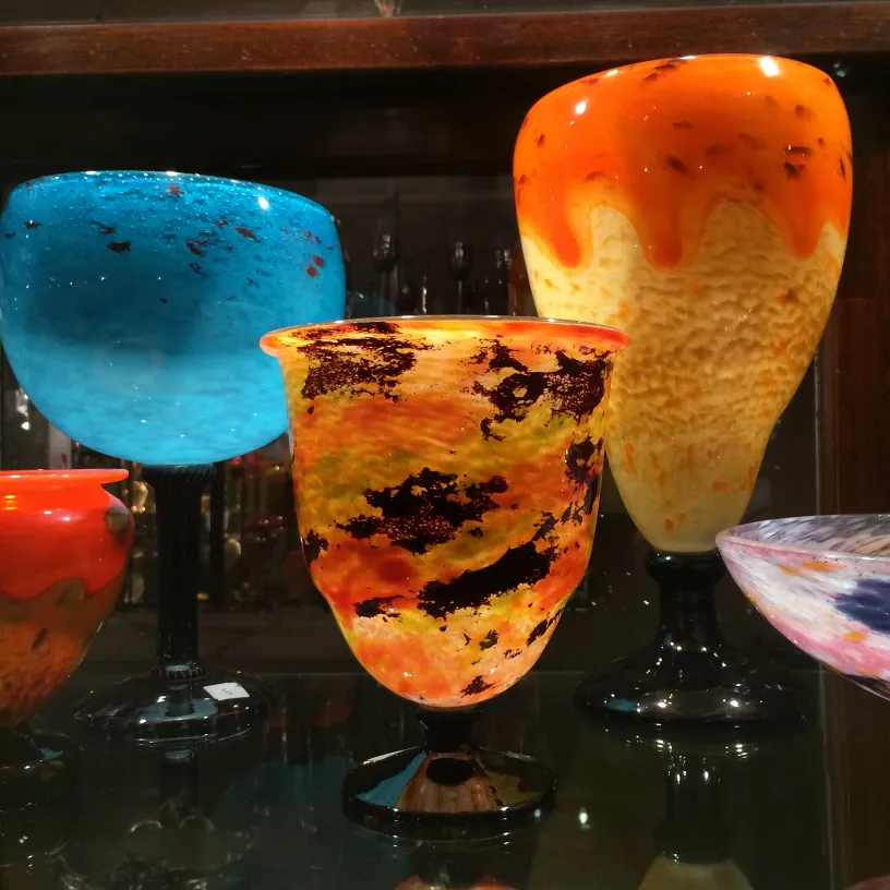 Verre antique signé de Schneider avec des couleurs vives.