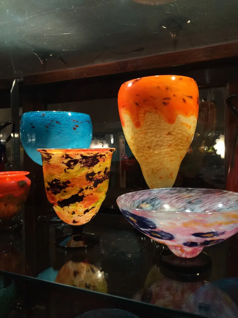 varietà di bicchieri firmati in colori vivaci