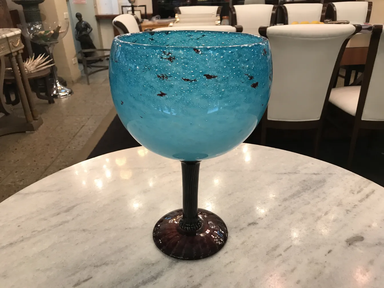 Verre bleu avec des bulles sur base foncée, antiquité décorative.