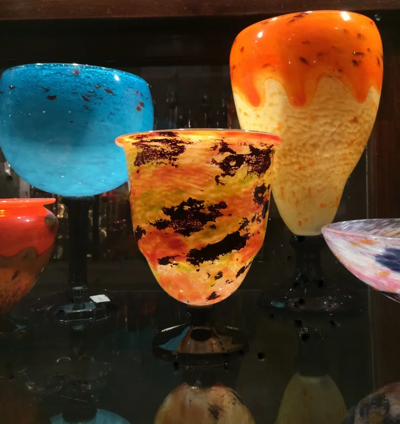 verre signé avec des détails vibrants et des couleurs variées