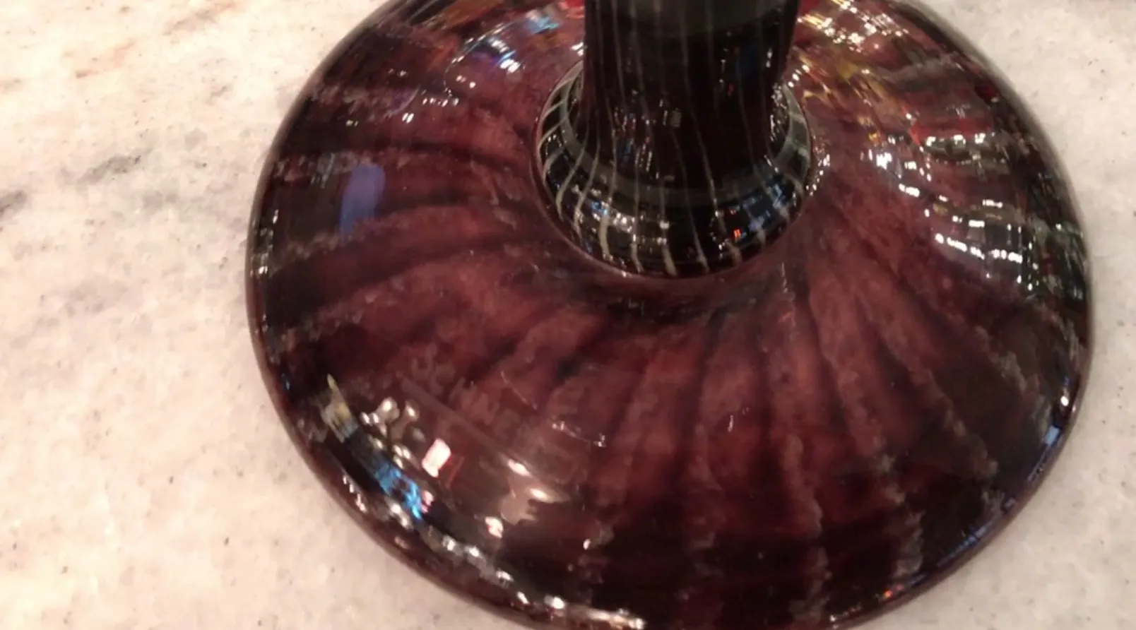 vidro antigo com assinatura de Schneider, detalhes no design