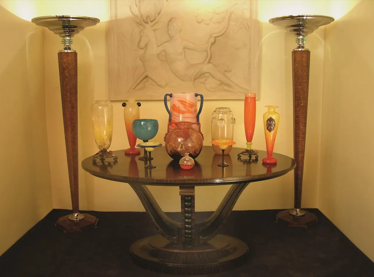 verre antique signé Schneider sur une table avec décorations