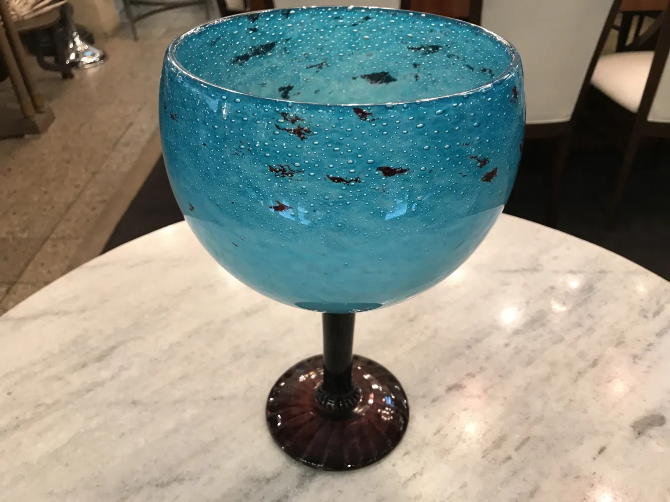 vidro antiquado em tom azul com bolhas