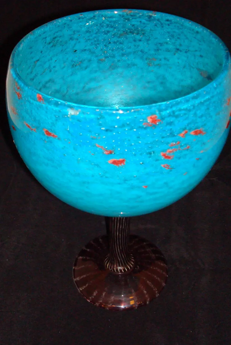 Blaues signiertes Glas Schneider mit roten Details, dunkle Umgebung.