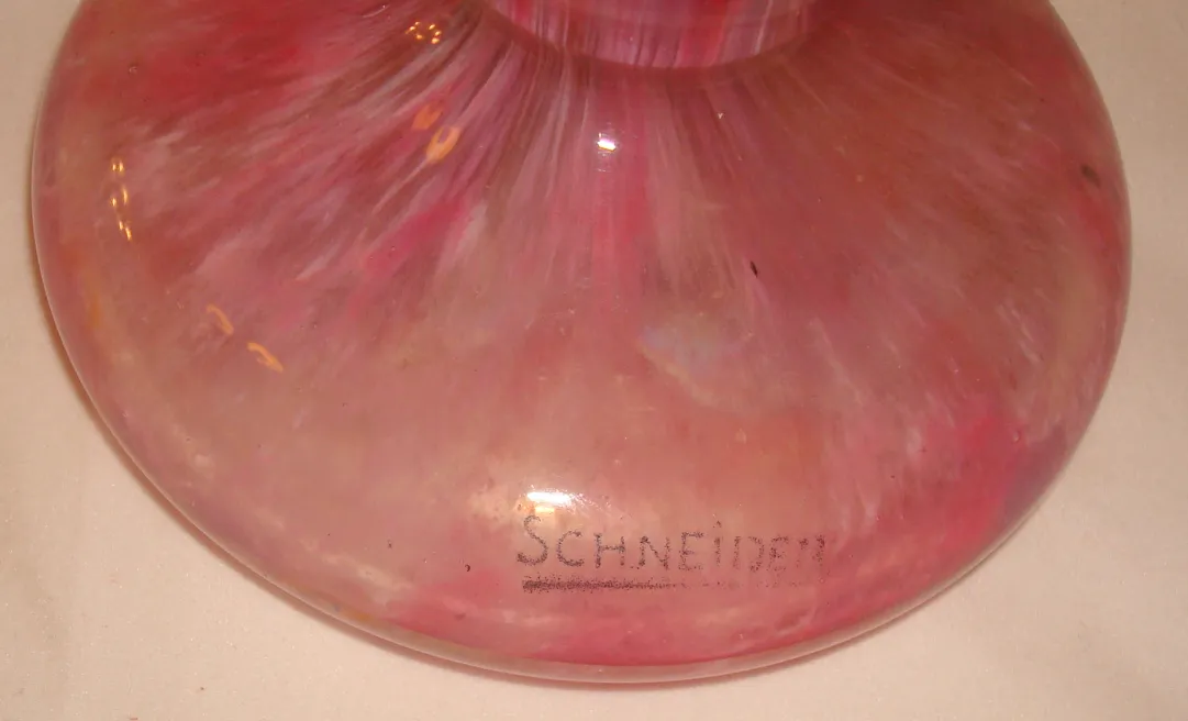 verre ancien avec signature de Schneider en teintes roses