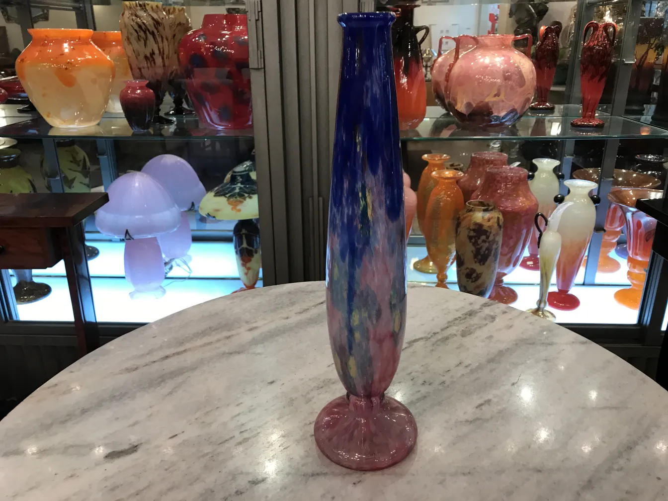Verre signé coloré avec base rose et design fluide