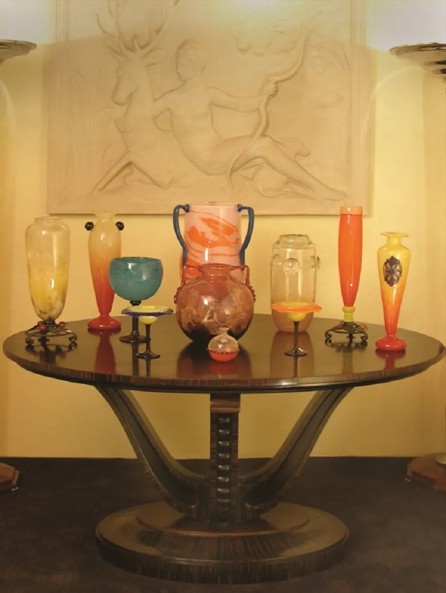 Vetro firmato Schneider con forma elegante e dettagli artistici su un tavolo decorativo