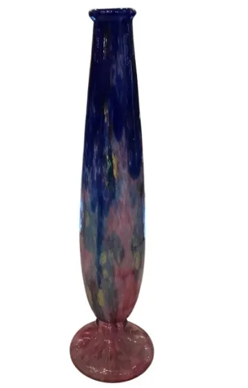 Antike Glasvase in Blau- und Rosatönen, elegantes Design.