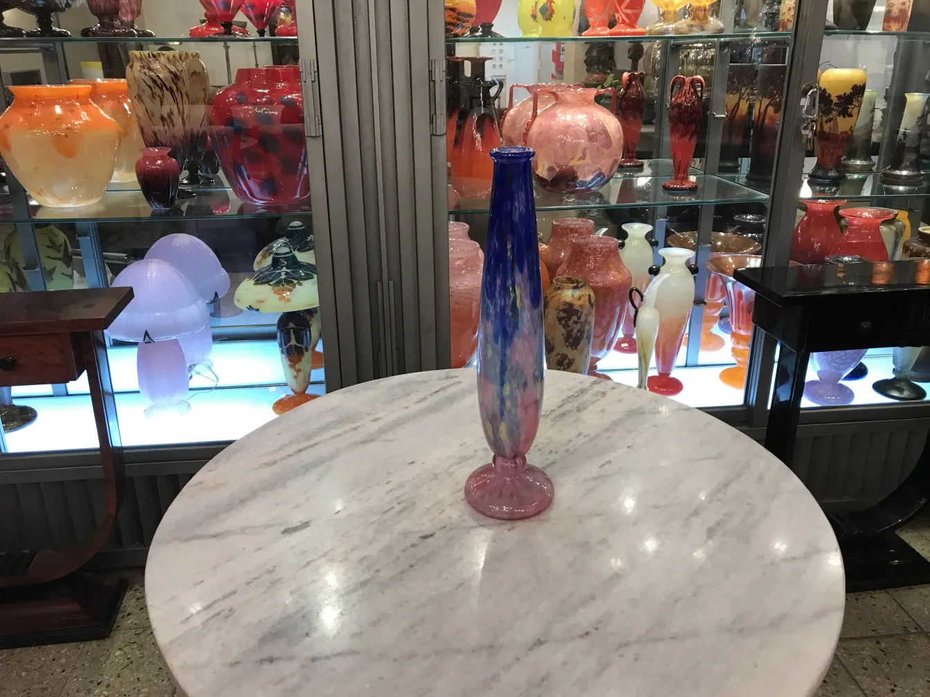 verre signé ancien avec un design coloré en fond d'objets en verre