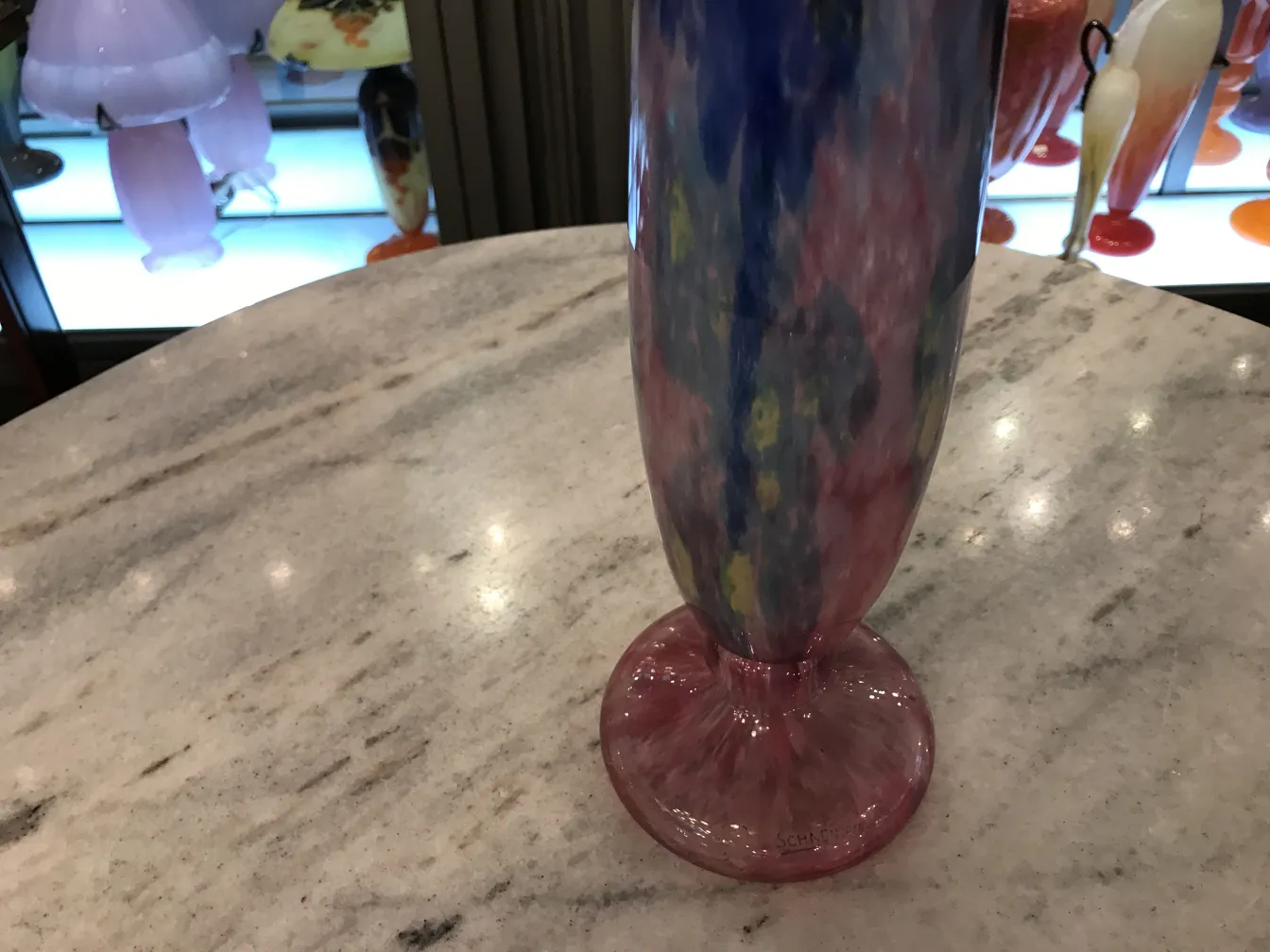 Vetro antico con forme morbide e colori vivaci, firmato da Schneider.