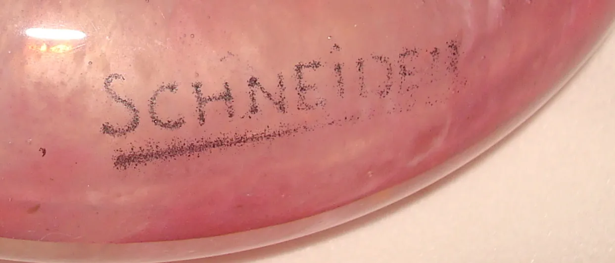 Antikes Glas mit pinker Schneider-Unterschrift.