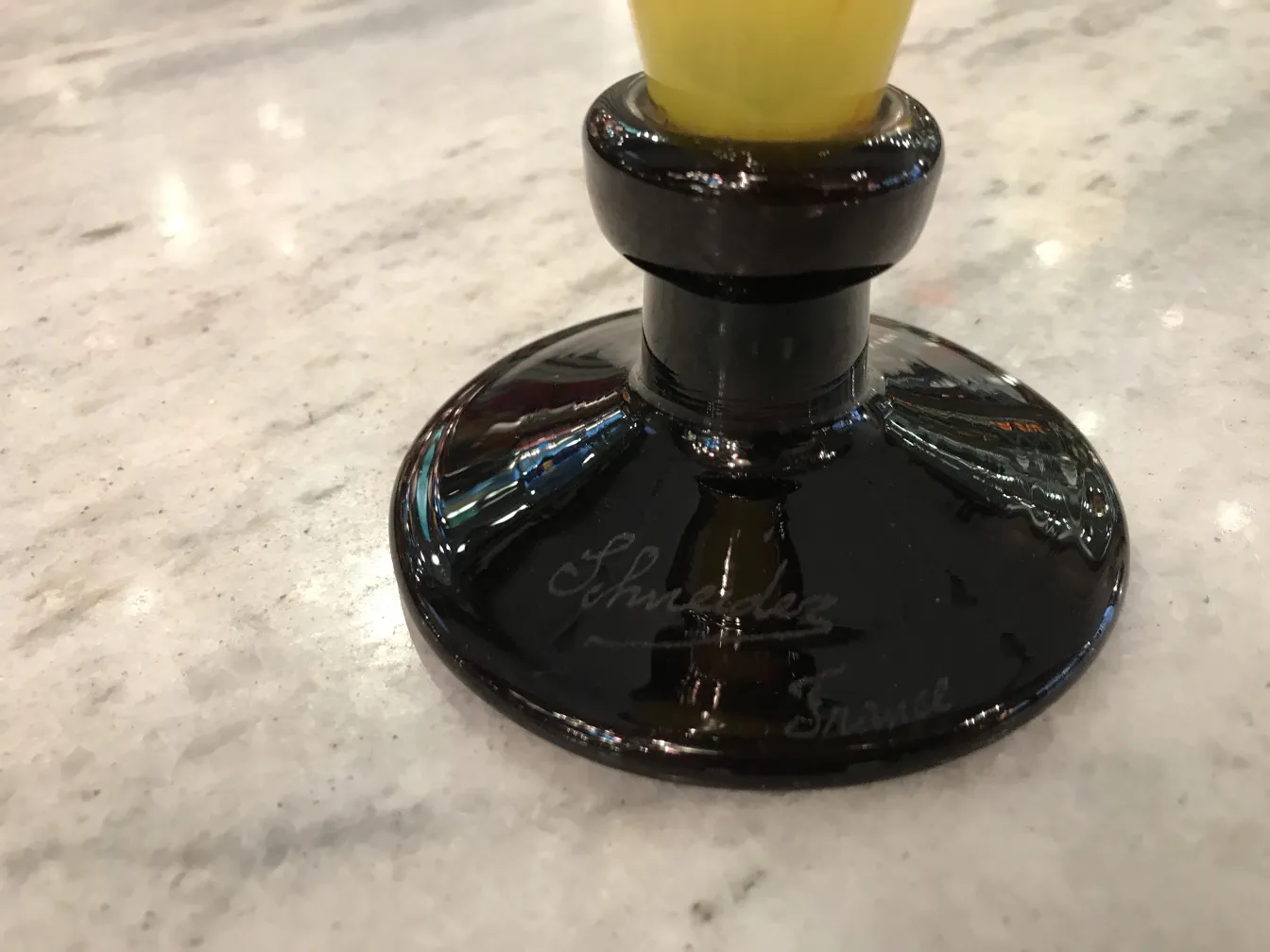 Verre ancien avec signature de Schneider, design élégant