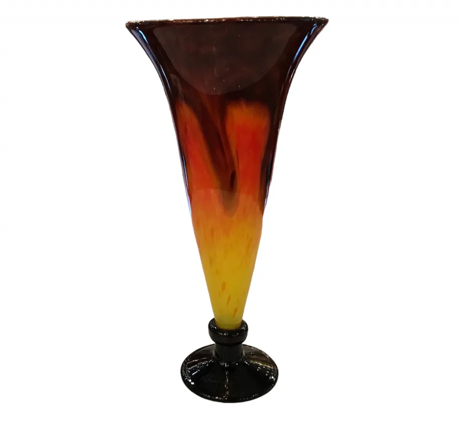 vidro antigo com assinatura decorativa em tons quentes