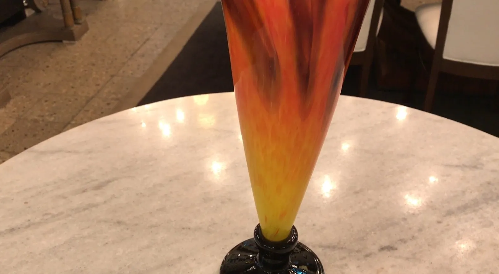 verre aux tons chauds avec base sombre