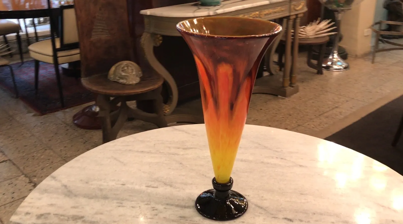 Vaso decorativo em vidro assinado por Schneider, antiguidade francesa com cores degradadas.