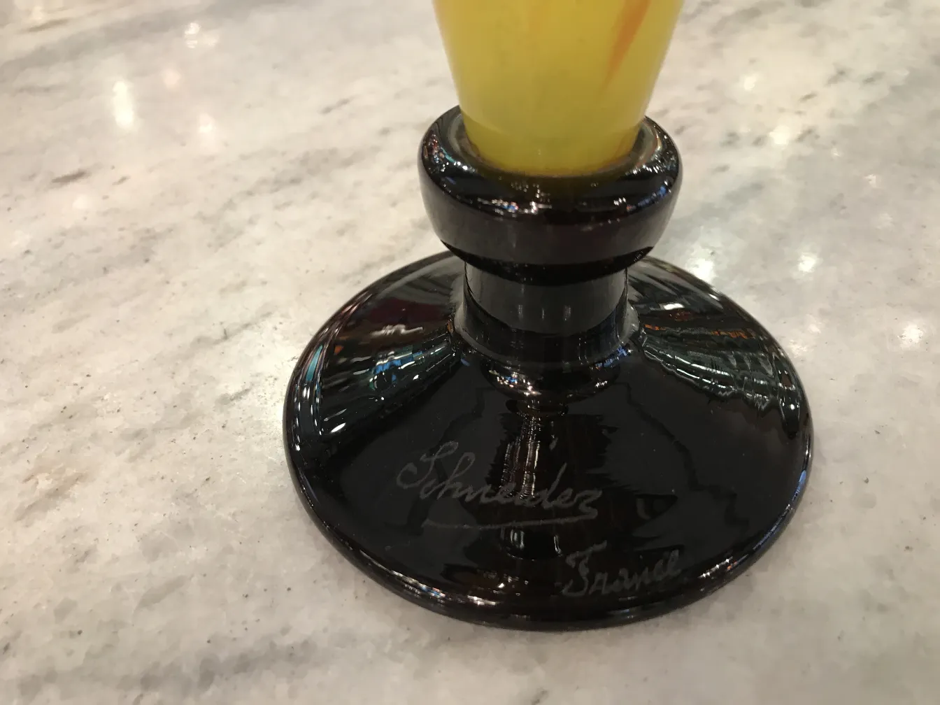 Signiertes Glas von Schneider mit schwarzem Fuß, gelbe Dekoration