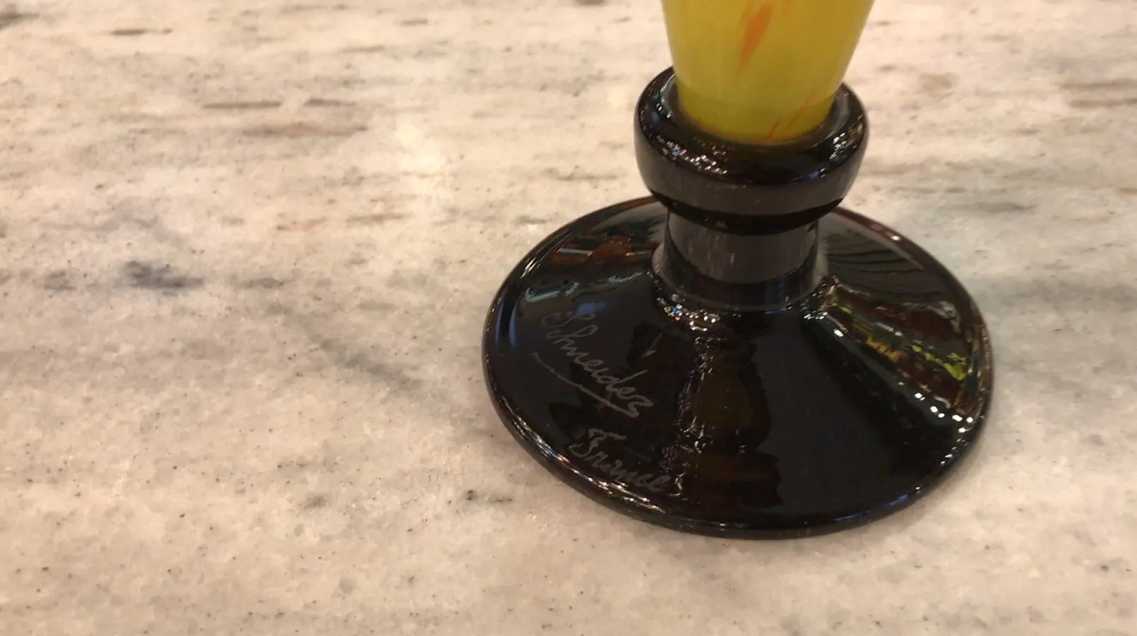 Vidro antigo assinado com detalhes decorativos. Ambiente elegante e sofisticado.