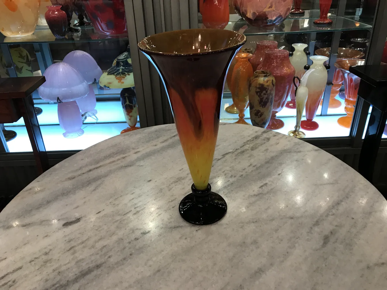 Vase antiquité verre signé Schneider avec base noire