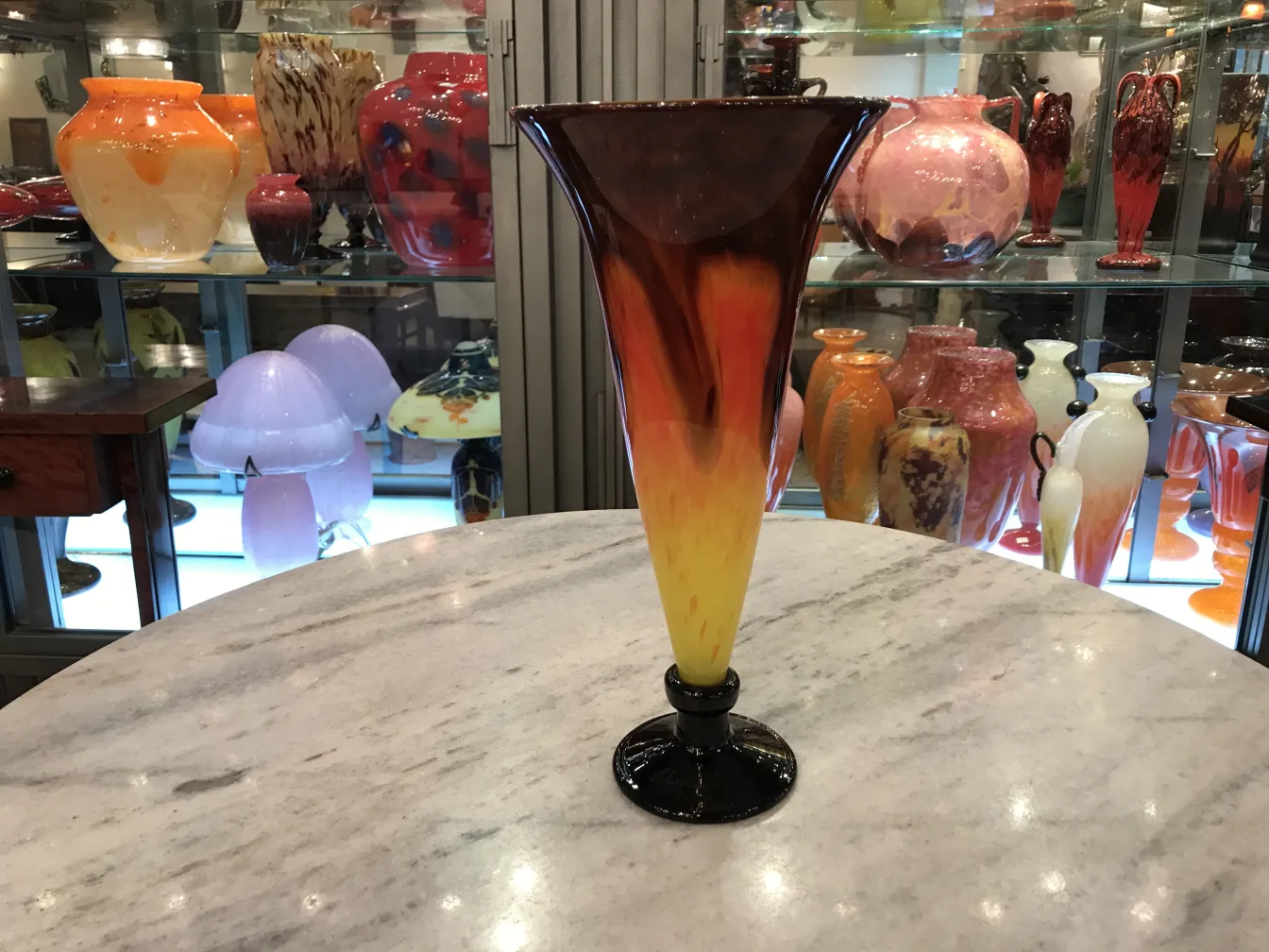 Hohe Glasvase mit gelb-orange Farbverlauf, signiert