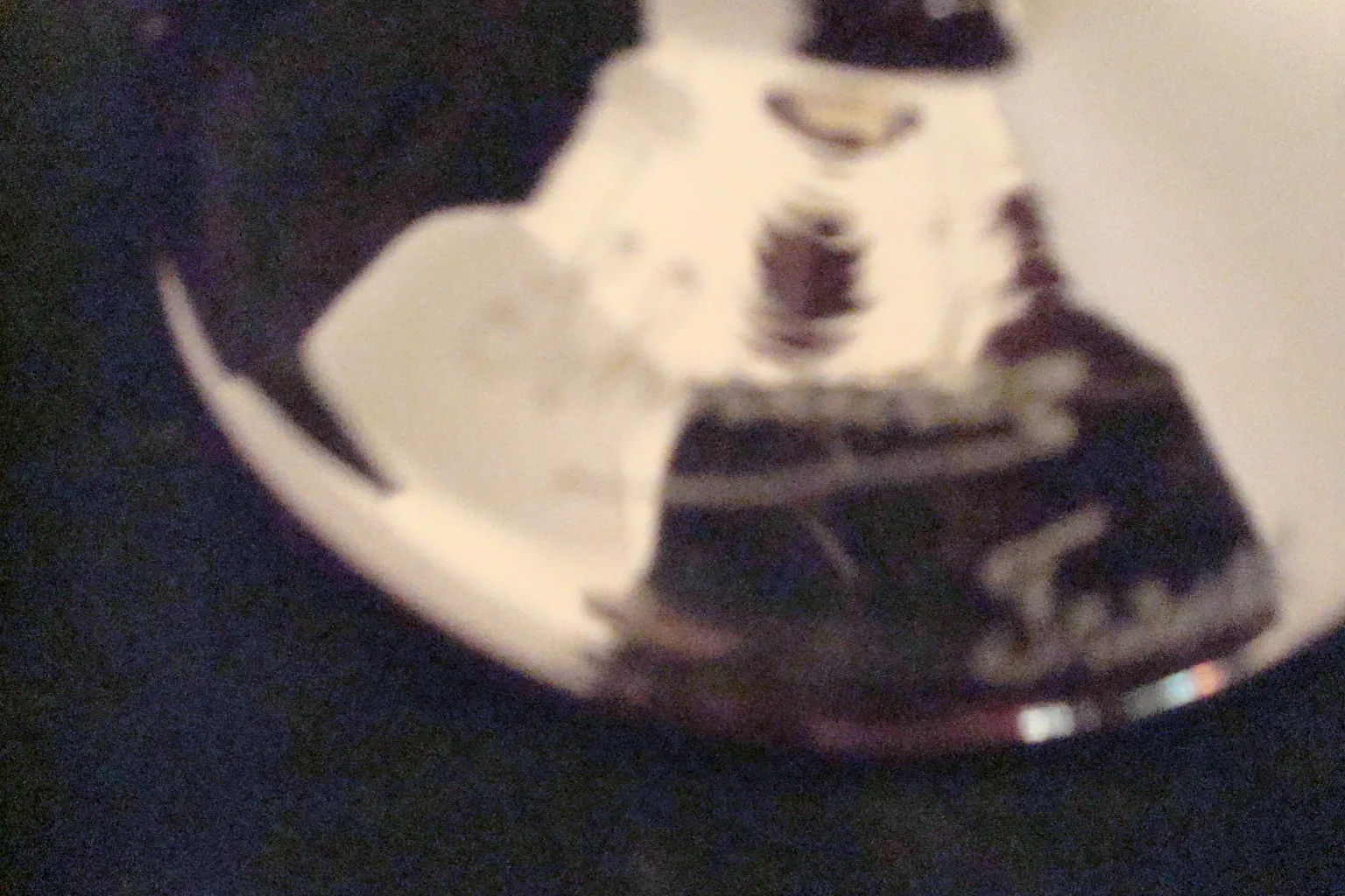 Verre ancien avec la signature visible de Schneider à la base.