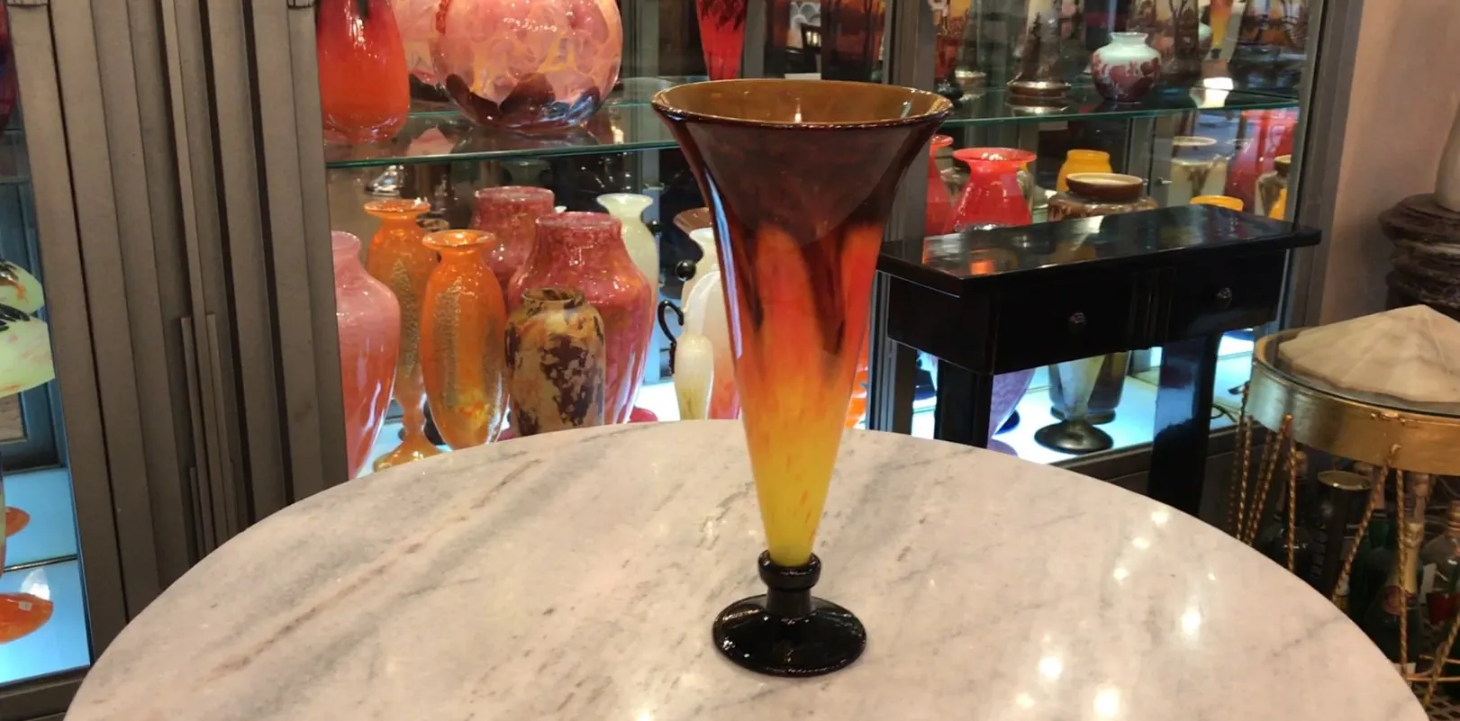 Antikes signiertes Glas Schneider mit lebendigen und dekorativen Farben.